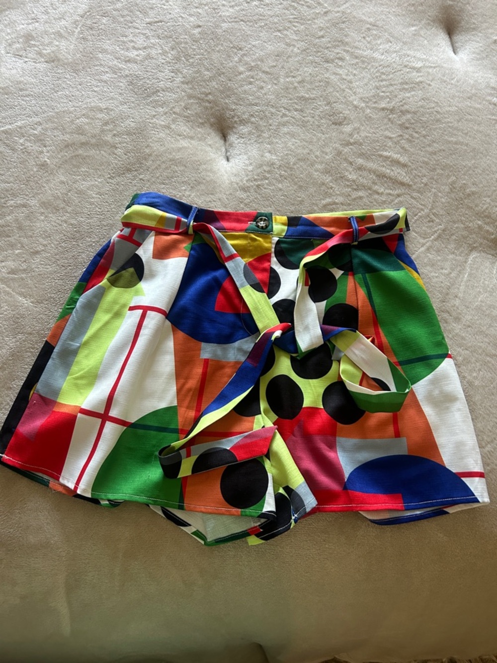 Colorblock Geometric Two-Piece Set with Shorts - Picture 2 of 4